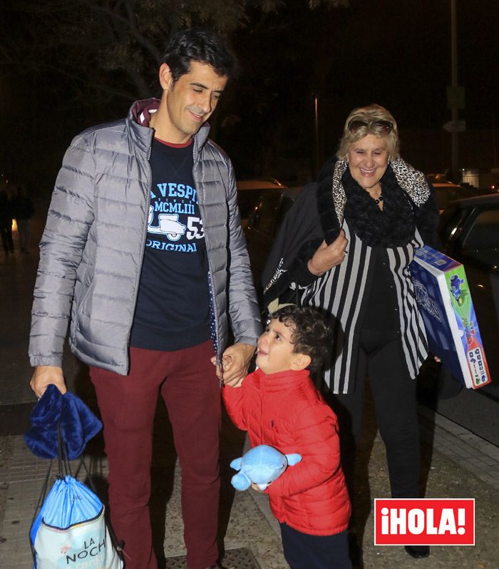 Víctor Janeiro, su hijo y su madre, Carmen Bazán