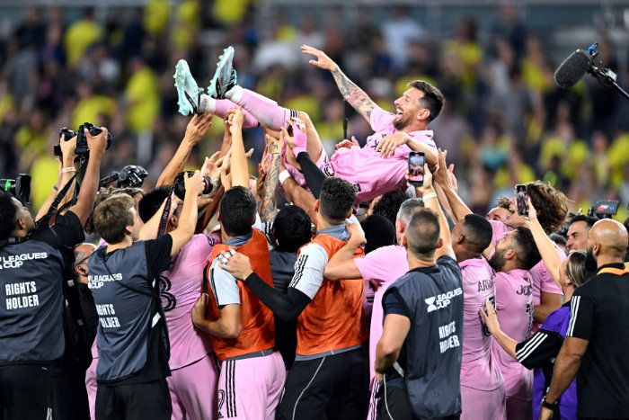 Messi celebrando con sus compañeros