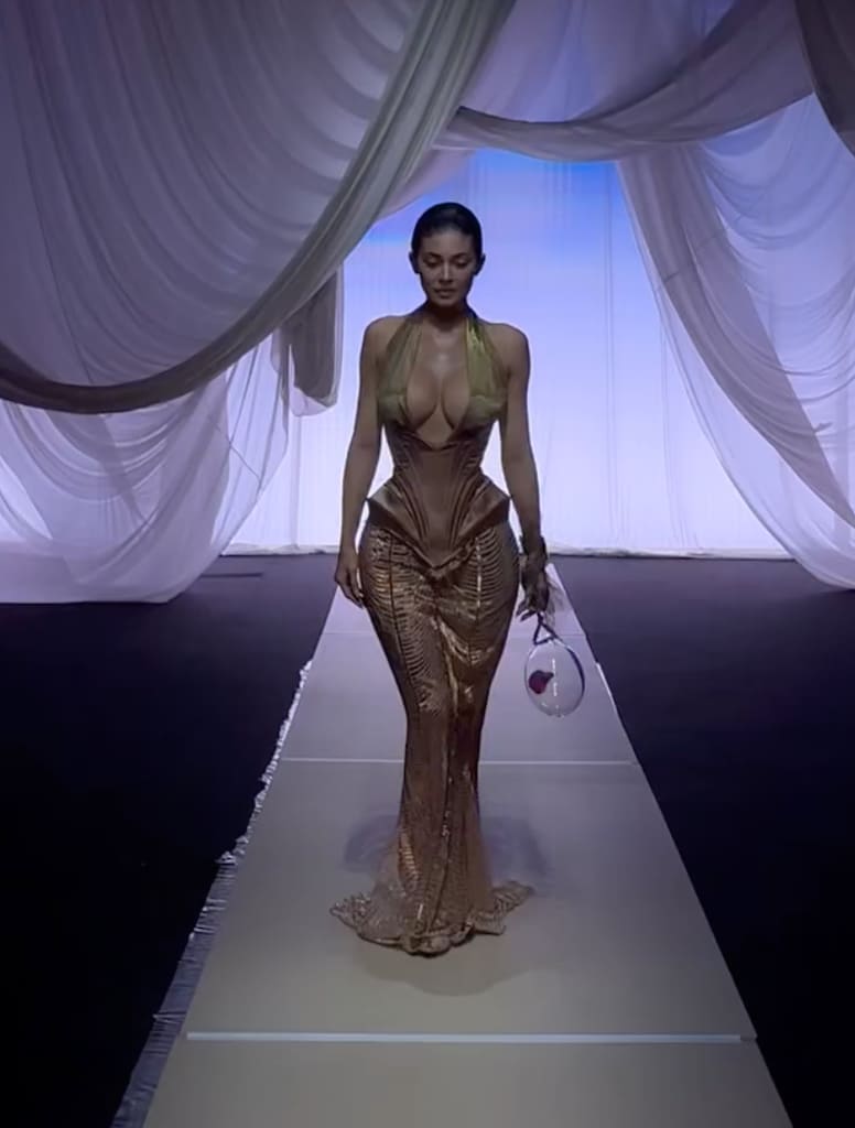 Kylie Jenner sobre la pasarela de Jean Paul Gaultier con un bolso en forma de pecera 