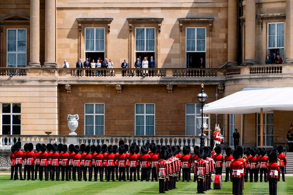 Ivanka Trump y Jared Kushner en el balcón del Palacio de Buckingham durante el recibimiento de Estado que Isabel II brindó a Donald Trump durante su histórica y controvertida visita oficial de tres días al Reino Unido en junio de 2019