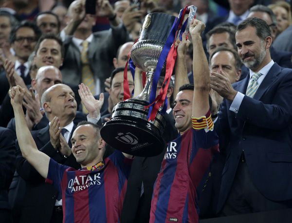 Xavi Hernández y Andrés Iniesta recogieron el trofeo de manos del Rey
