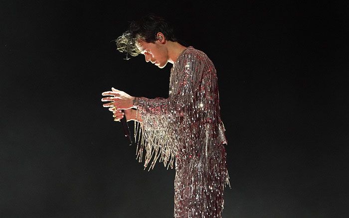 Harry Styles con un traje de lentejuelas 