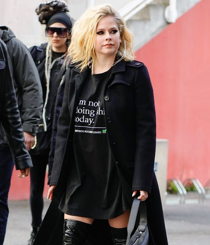 Avril Lavigne reaparece en París con nueva imagen