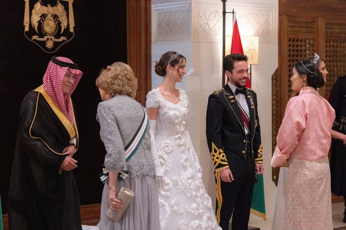 Los reyes Juan Carlos y Sofía acuden juntos al enlace real del heredero Hussein de Jordania