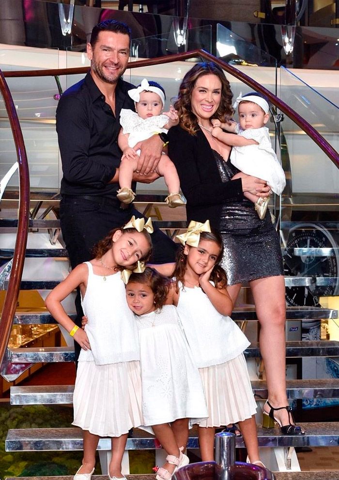 Jacky Bracamontes con sus hijas