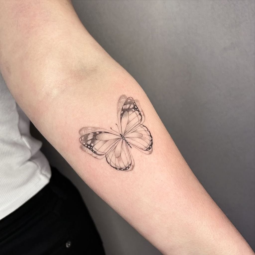 Tatuaje mariposa minimalista en movimiento