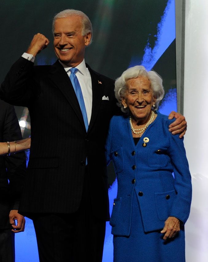 Joe Biden con su madre