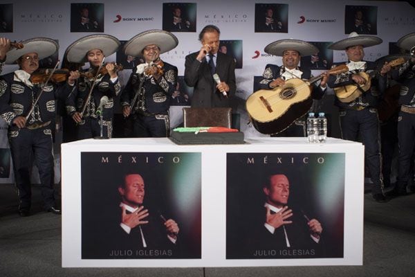 En la rueda de prensa, el intérprete escuchó el tema Las mañanitas que le cantaron unos mariachis
