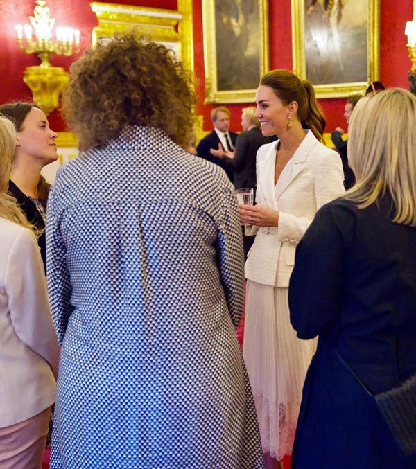 Kate Middleton con chaqueta blanca