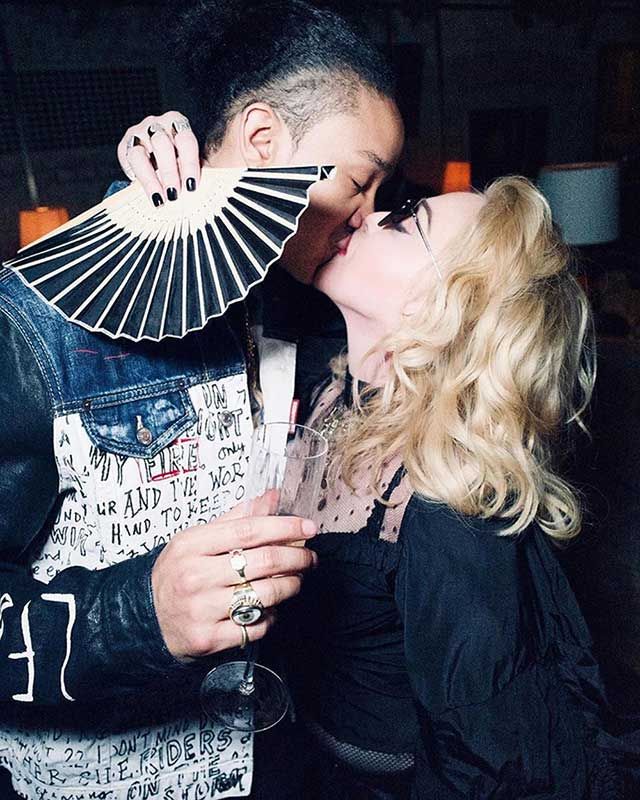 Madonna confirma estar enamorada felicitando a su novio y abriendo su álbum personal 