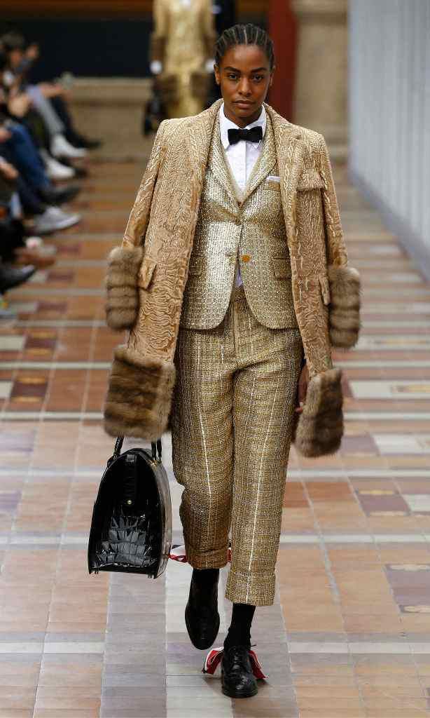 traje metalizado de thom browne