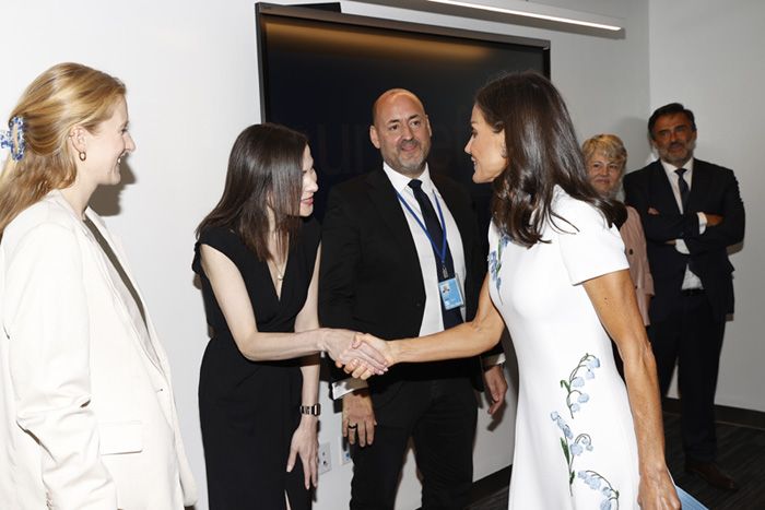 La Reina saluda a los presentes