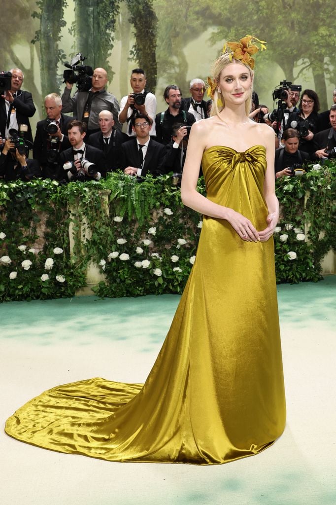 Elizabeth Debicki en la MET Gala con look de invitada verde