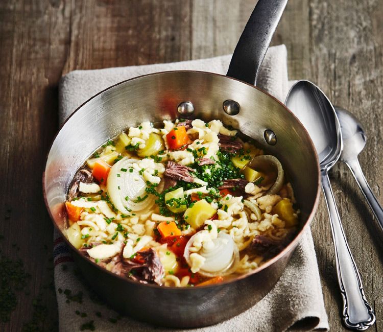 Sopa de verduras y carne con 'spaetzel'