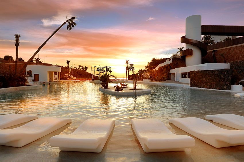 hard-rock-hotel-tenerife-pool-camas