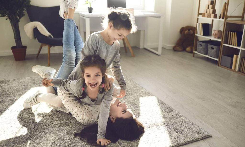 madre jugando con sus hijas