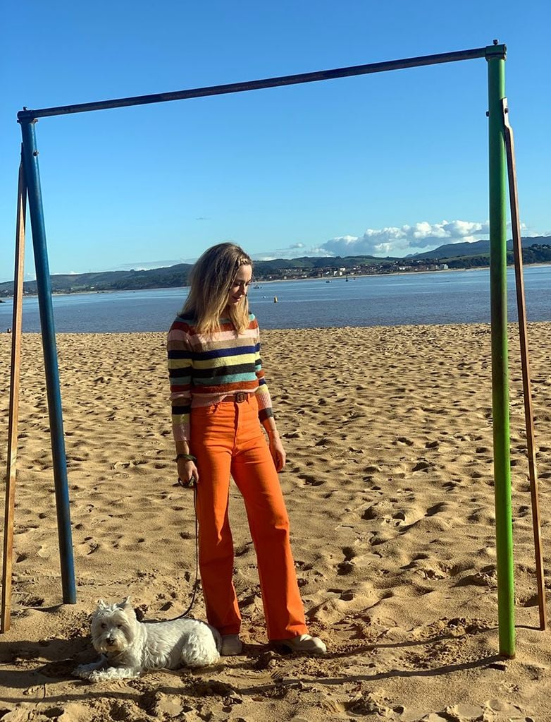 Marta Hazas disfrutando de la playa en Santander con su perrita Robin 