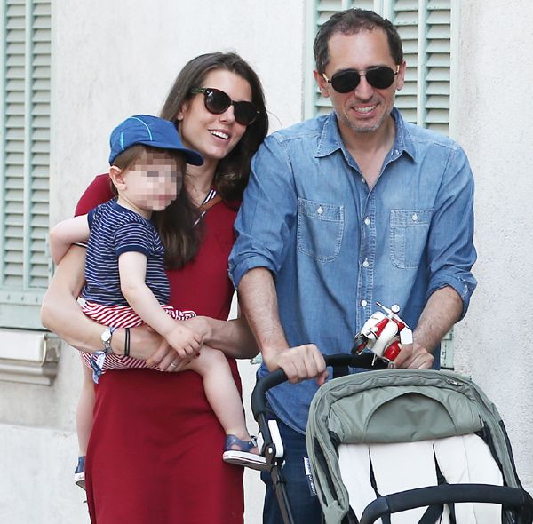 Carlota Casiraghi y Gad Elmaleh paseaban el pasado verano por las calles de Saint-Tropez acompañados por su hijo Raphaël
