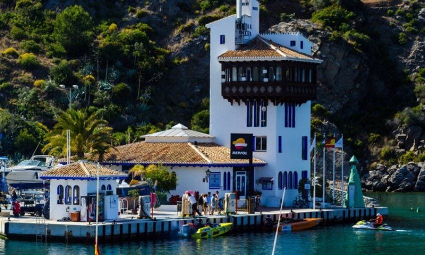 Marina de La Herradura en la costa de Granada.