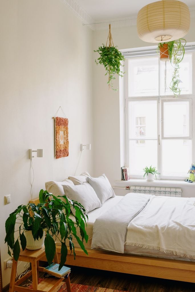 Dormitorio decorado con plantas