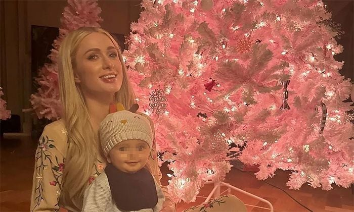 Paris Hilton y su hijo Phoenix frente a un árbol rosa, en referencia a su hija London