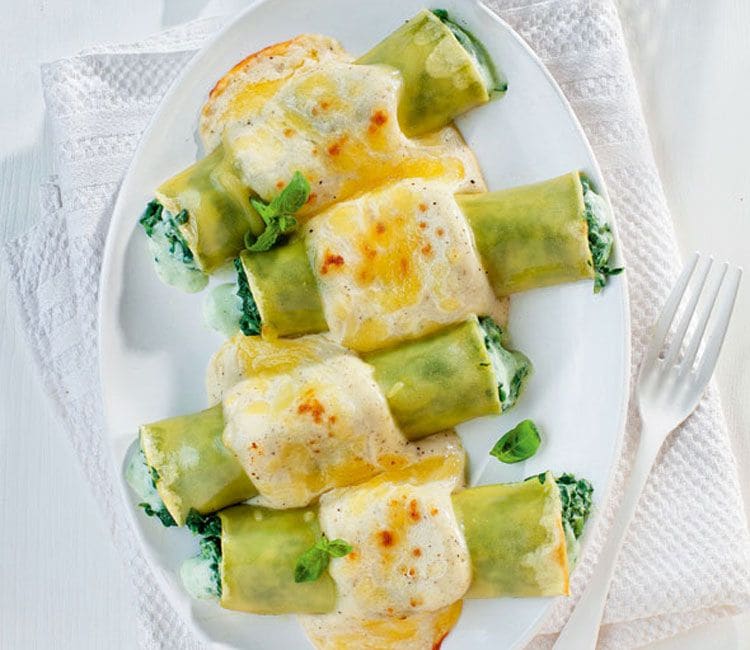 Canelones de espinacas a la crema con pasas y piñones