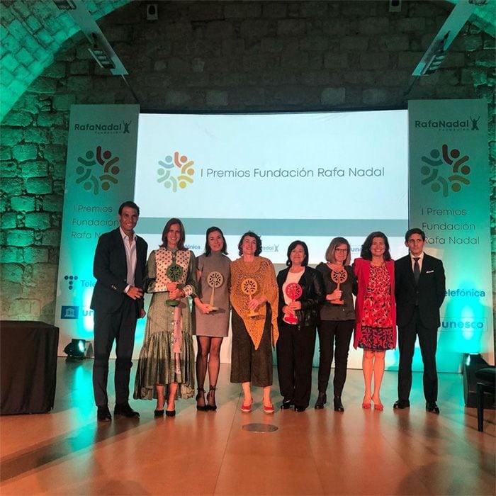 Rafa Nadal con los ganadores de los primeros premios de su fundación