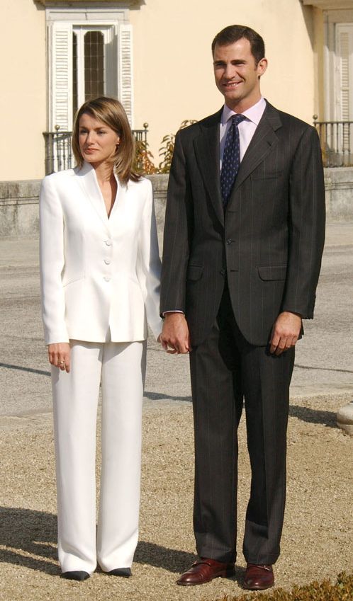 La reina Letizia llevó este impoluto traje blanco en su pedida en 2003