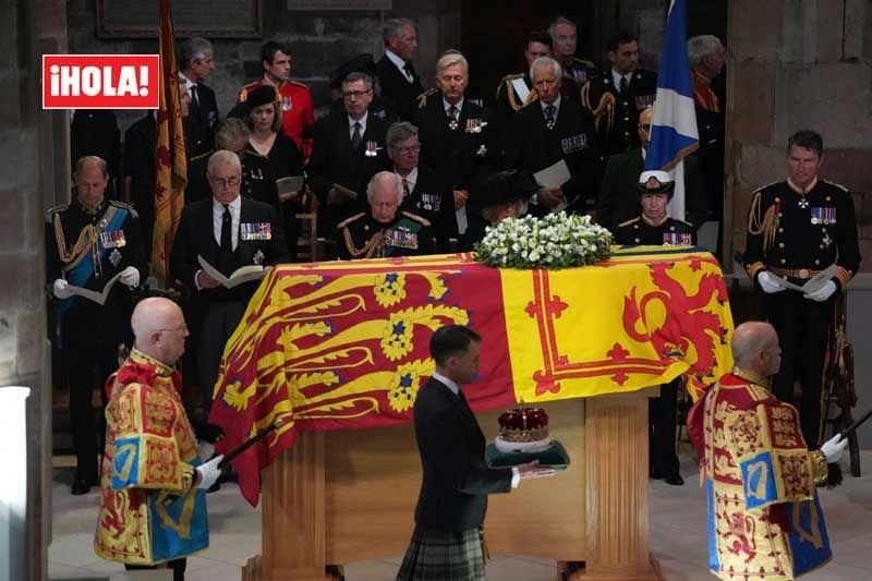 El Rey Carlos y sus hermanos, en el funeral en Escocia a su madre