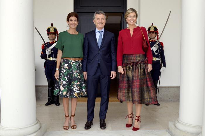 El presidente del país, Mauricio Macri, y su esposa Juliana Awada recibieron a la Reina a su llegada a Buenos Aires
