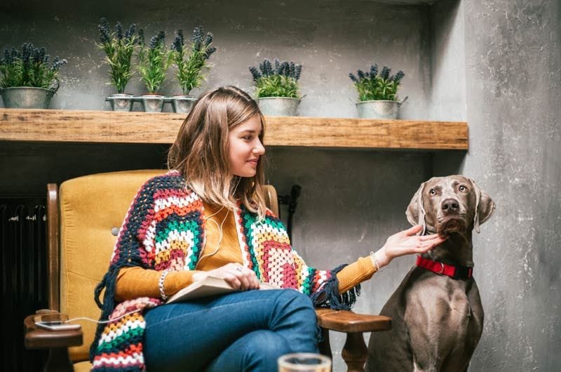 getty chica lee con perro