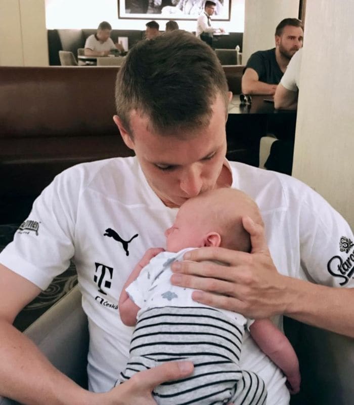 Jakub Jankto y su hijo