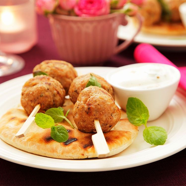 Albóndigas de pavo con pan de pita y lactonesa de ajo