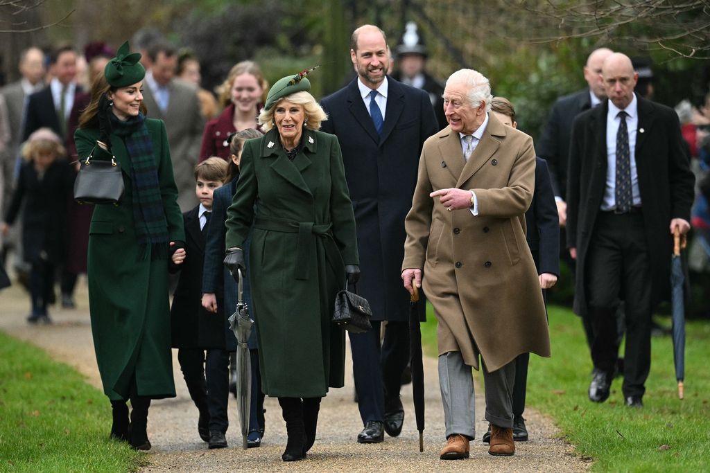 En esta imagen, el rey Carlos III con la reina Camilla y detrás de ellos, la princesa Kate y el príncipe William con los pequeños George, Charlotte y Louis.  
El rey Carlos, quien fue diagnosticado con cáncer a inicios de este año, iba a la cabeza de la familia, mientras se dirigían a la iglesia.