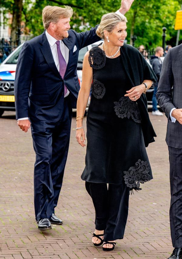 Máxima de Holanda con look negro