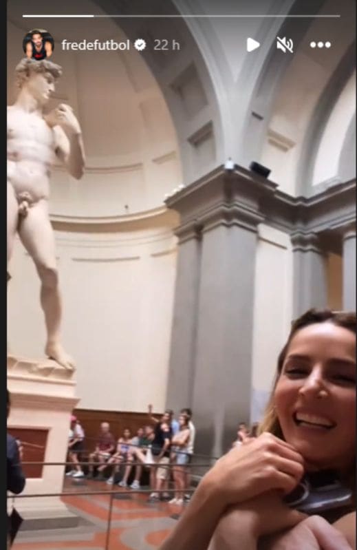 Carmen Villalobos, la protagonista de 'Café con aroma de mujer', viendo en Florencia el David de Miguel Ángel