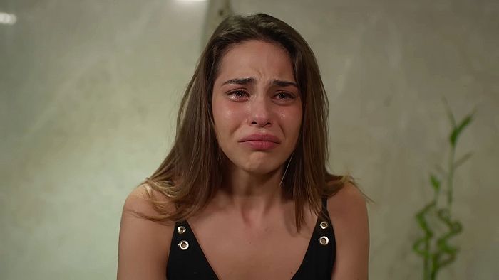 'Hermanos': Elif se disgusta mucho cuando Ayla y Berk le comunican que se marchan a vivir a Italia 