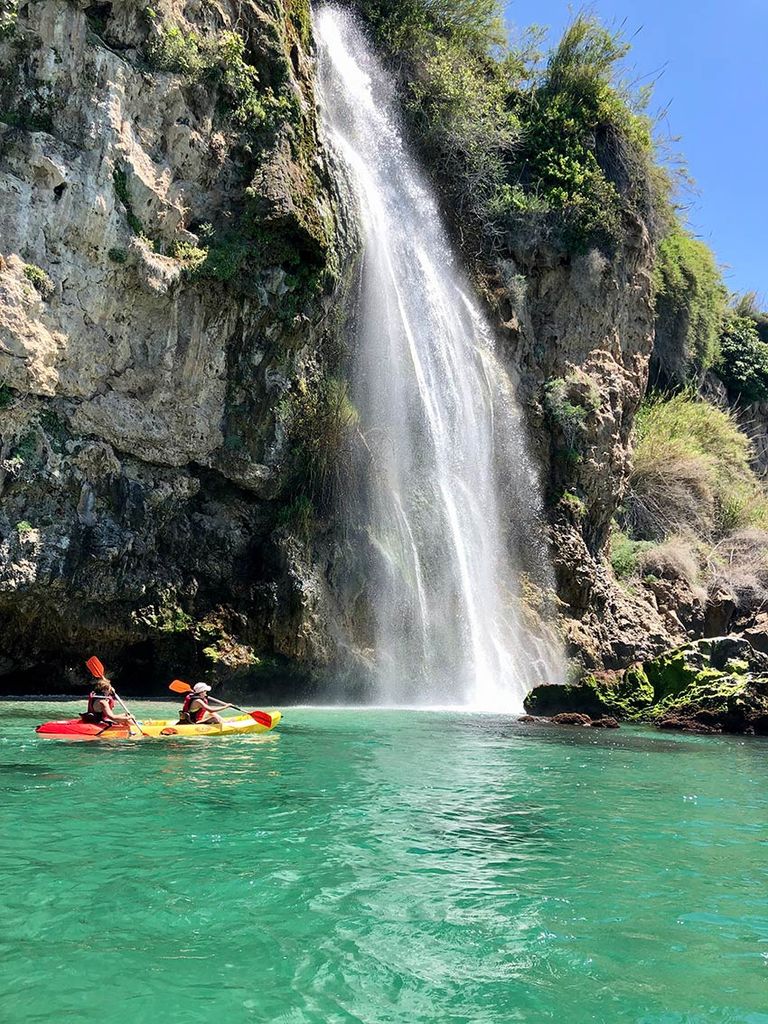 cascada-acantilados-maro-malaga-kayak