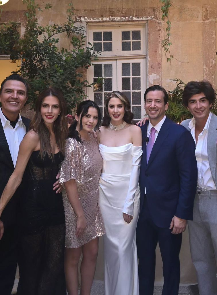 En la imagen, los novios junto a Claudia y Billy Rovzar, quien aparece junto a sus hijos mayores, Alexandra y Maximiliano.