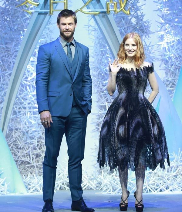 Chris Hemsworth se encuentra en plena promoción de su última película El cazador y la reina del hielo. En la imagen, junto a Jessica Chastain en Pekín
