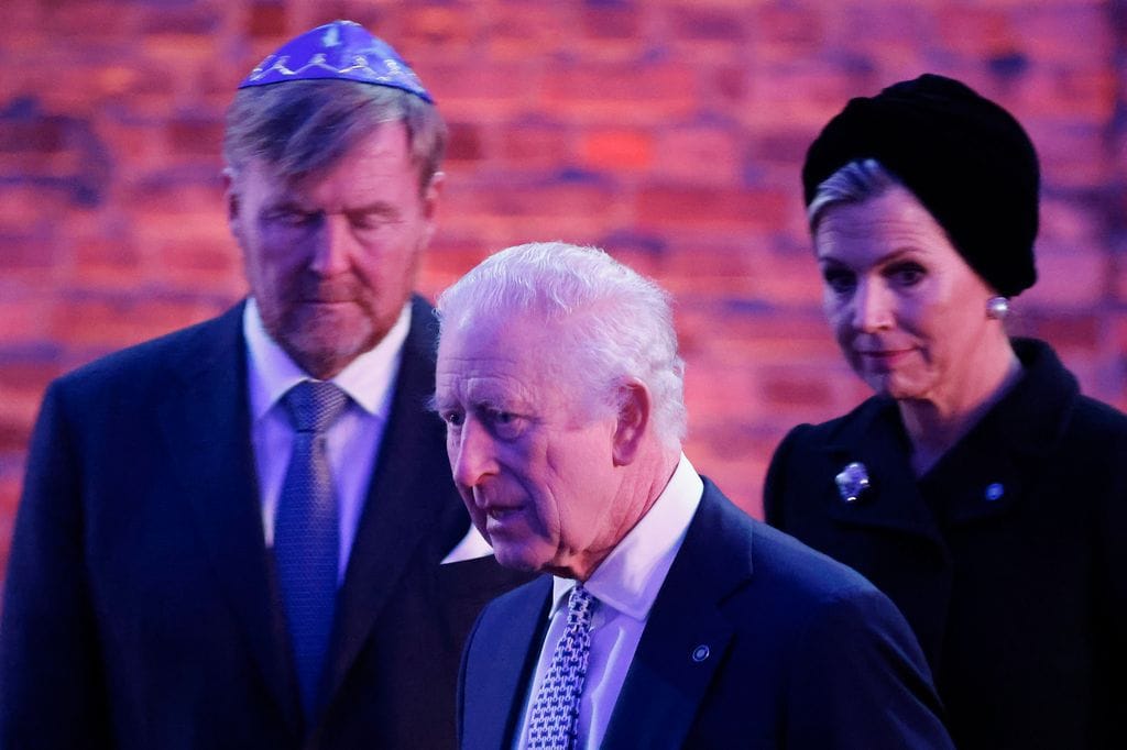 Guillermo y Maxima de Holanda con Carlos III en el 80º aniversario de la lineración de Auschwitz