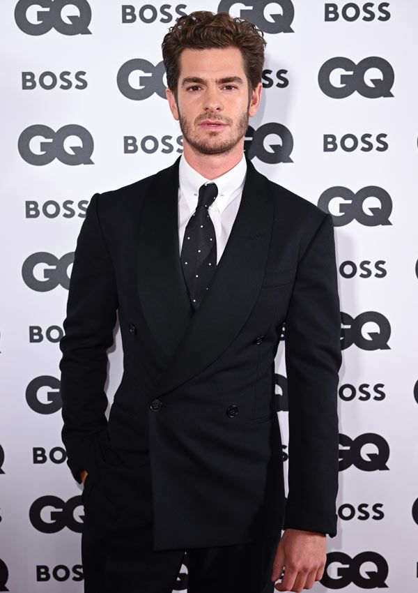 Andrew Garfield con traje negro en los GQ Men of the Year Awards 2022