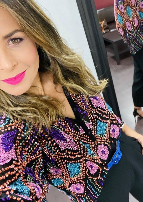 Nuria Roca con blusa de lentejuelas