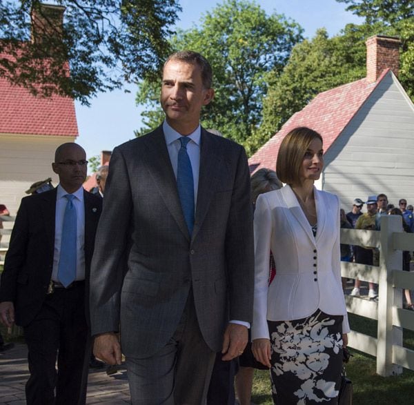 La primera aparición pública de don Felipe y doña Letizia -que celebra hoy su 43 cumpleaños- en este viaje oficial tuvo lugar ante el panteón donde reposan los restos del primer presidente estadounidense y su esposa, Martha Washington
