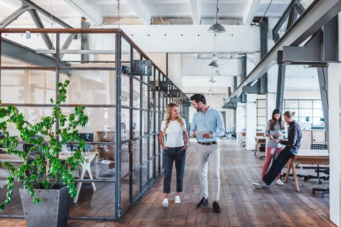 empleados en la oficina