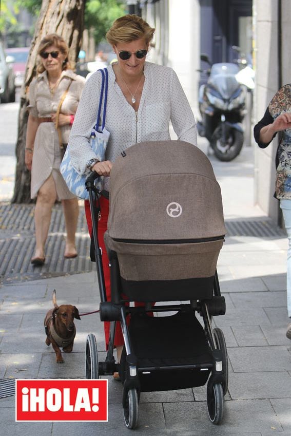 Primer paseo de María Zurita con su hijo Carlos