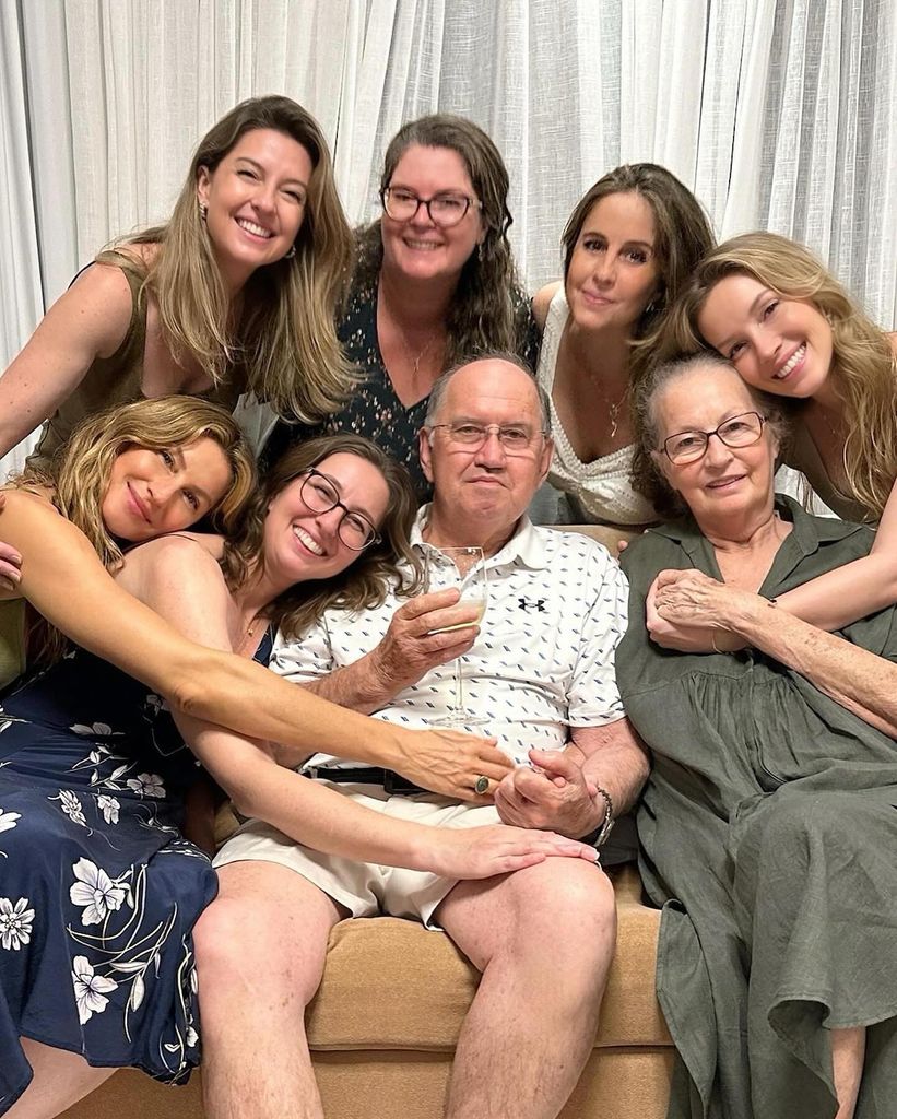 Gisele Bündchen junto a sus padres y hermanas.