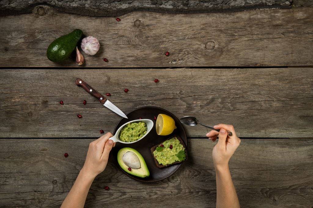 aguacate y guacamole en un plato