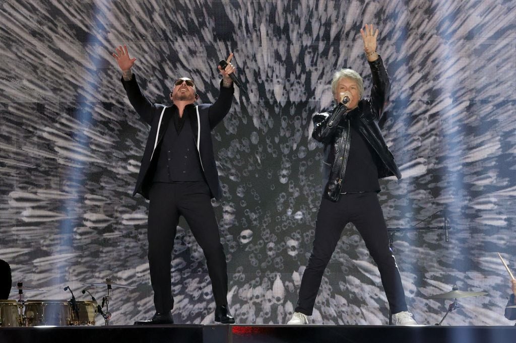 Pitbull y Jon Bon Jovi actúan juntos en la gala de los Grammy Latinos en 2024 en Miami 