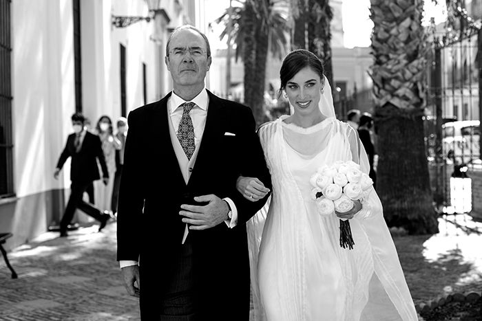La novia con el padre en la Iglesia de la Caridad Sevilla